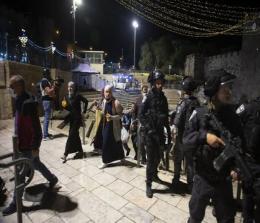 Ilustrasi polisi Israel menyerbu jemaah Masjid Al-Aqsa (foto/int)